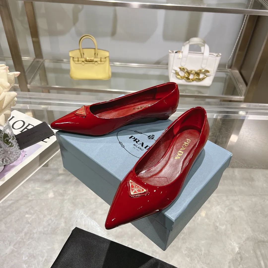 👟👟Ex-factory price 560👟👟 PRADA 2024𝐬𝐬Prada spring and summer new products, coming with strength! ❣️Fashionable and versatile nice item, original shoes developed from Italian counters and reproduced 1:1 according to the original taste. This year’s theme is not to be defined, embodying texture through simplicity and conciseness💛Top-grade patent leather with original 3D printing, the triangle logo is consistent with the original version, the goatskin lining is breathable and comfortable, and the genuine leather outsole. ⚛Size: 35-40 (41 customized) ⚛Original packaging accessories. ⚛Triangle deduction